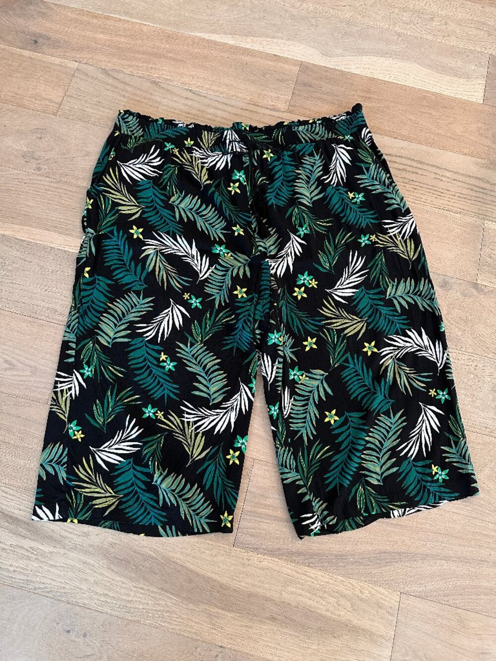 Terra & Sky 3X Tropical Print Capri Pants